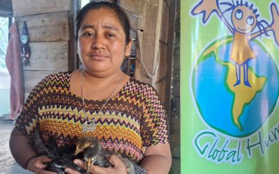 Reparto de semillas y aves criollas en el Petén.